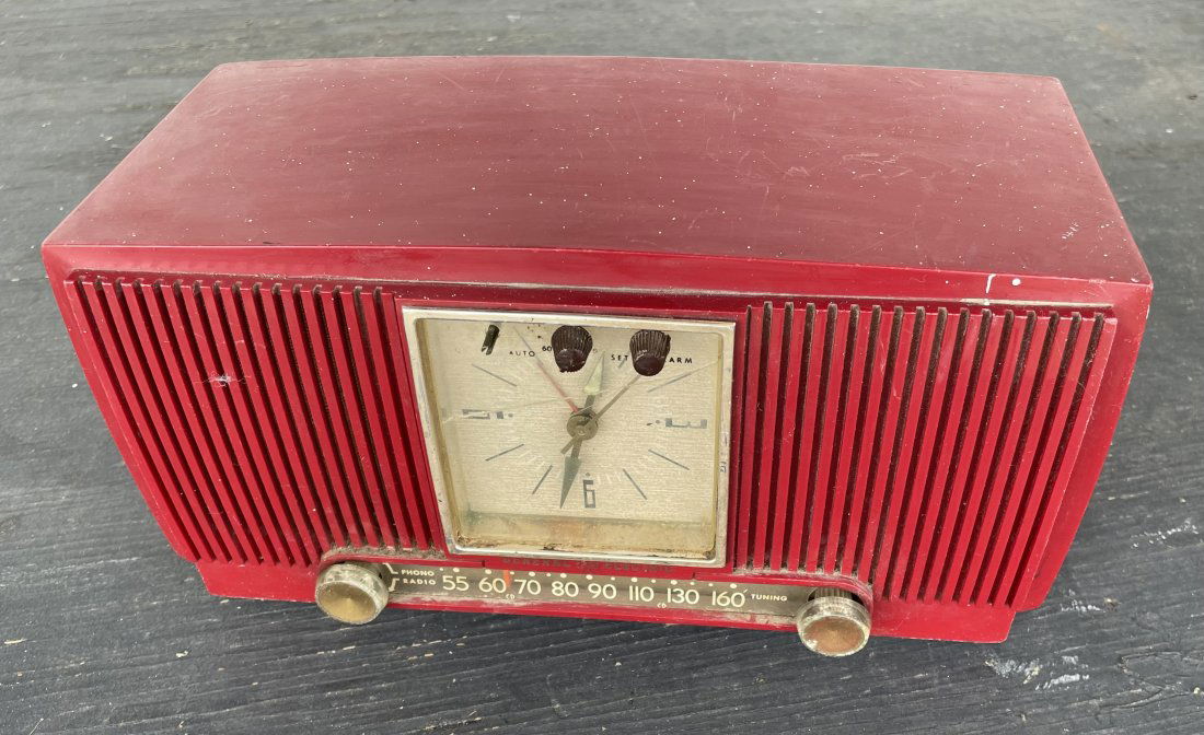 Red Vintage Bakelite Radio (1 of 2)