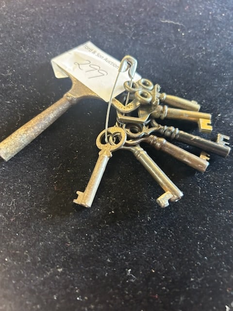 7 Piece Lot Antique & Vintage Keys (1 of 7)
