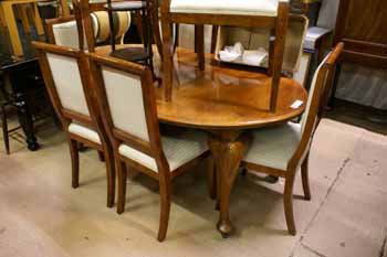 A Queen Anne design walnut extending dining table: A Queen Anne design walnut extending dining table with conch shell capped cabriole supports w200xd65xh100cm