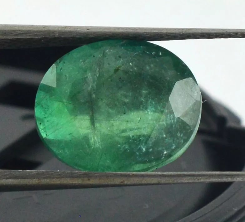 IGI Certified 3.92 Carat Natural Emerald Oval Cut Loose Stone: IGI Certified 3.92 Carat Natural Emerald Oval Cut Loose Stone 11.05x9.03x6.15 MM