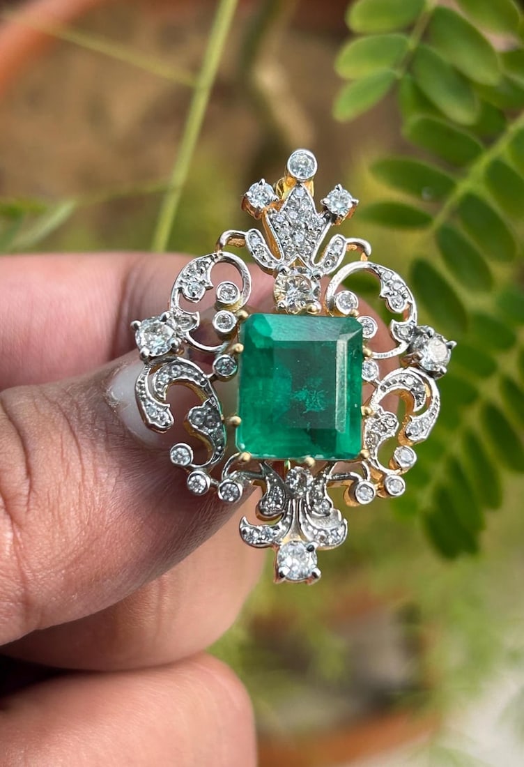 Certified 15.00 Ct Lab Grown Emerald Round And Fancy Cut Lab Grown Diamond D VVS1 Color 14kt Solid: Certified 15.00 Ct Lab Grown Emerald Round And Fancy Cut Lab Grown Diamond D VVS1 Color 14kt Solid Yellow Gold Brooch , 12.00 carat Lab Grown Emerald 3.00 carat Lab Grown Diamond