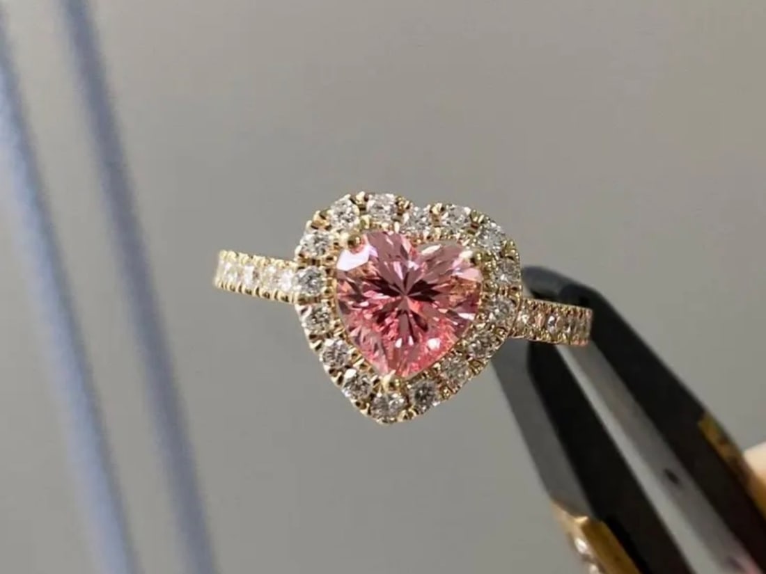 3.5 Carat - Certified Lab Grown Pink Diamond Ring in 14KT Solid Yellow Gold: Heart Cut - 3.5 Carat - Certified Lab Grown Pink Diamond Ring in 14KT Solid Yellow Gold - 0.60 Ct Round Cut Lab Grown Diamonds Side Stones (VS1, D Color) Excellent Luster – Ring Size US - 6.5 – Fr