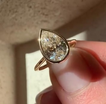 Certified 2.50 Carat Pear Cut Lab Grown Diamond D VVS1 Color 14kt Solid Yellow Gold Engagement Ring: Certified 2.50 Carat Pear Cut Lab Grown Diamond D VVS1 Color 14kt Solid Yellow Gold Engagement Ring - Ring Size US 6