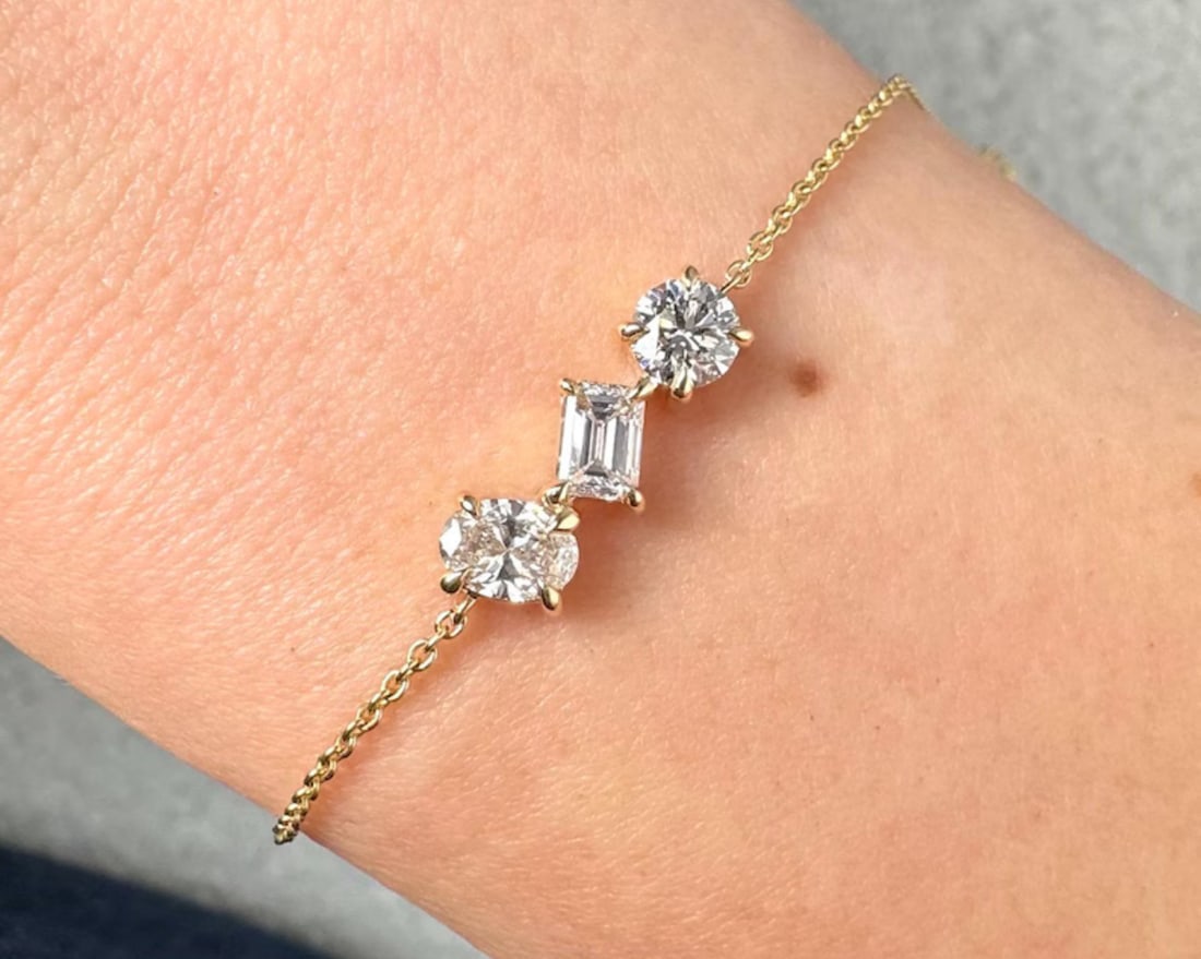 Certified 3.00 Carat Lab Grown Diamond D VVS1 Color 14kt Solid yellow Gold Women Bracelet: Certified 3.00 Carat Lab Grown Diamond D VVS1 Color 14kt Solid yellow Gold Women Bracelet - Lab Grown Diamond Oval : - Emerald - Round Cut Diamond , Size 7 Inches