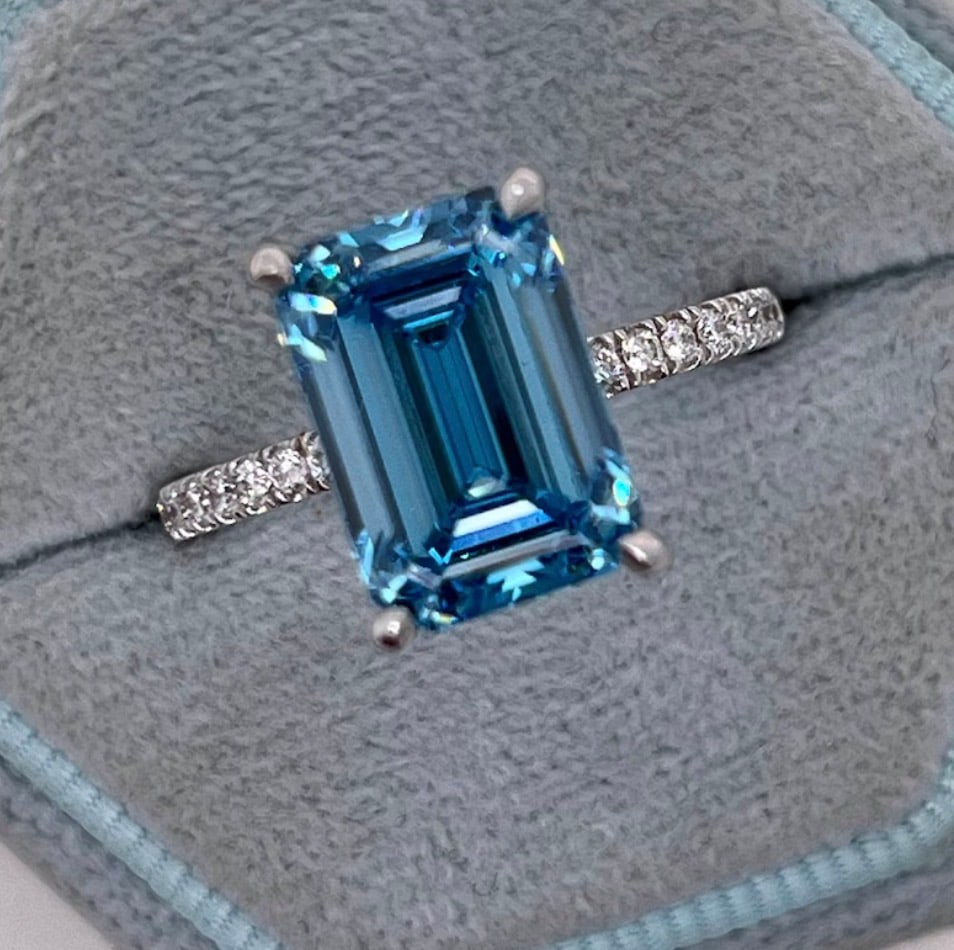 3.5 Ct Emerald Cut Certified Blue VVS1 Lab Grown Diamond in 14KT Solid White Gold Engagement Ring: 3.5 Ct Emerald Cut Certified Blue VVS1 Lab Grown Diamond in 14KT Solid White Gold Engagement Ring - Side Stone Lab Grown Diamonds VVS1 D Round Cut 0.40 Ct - Excellent Luster -& Free Shipping - Ring Si