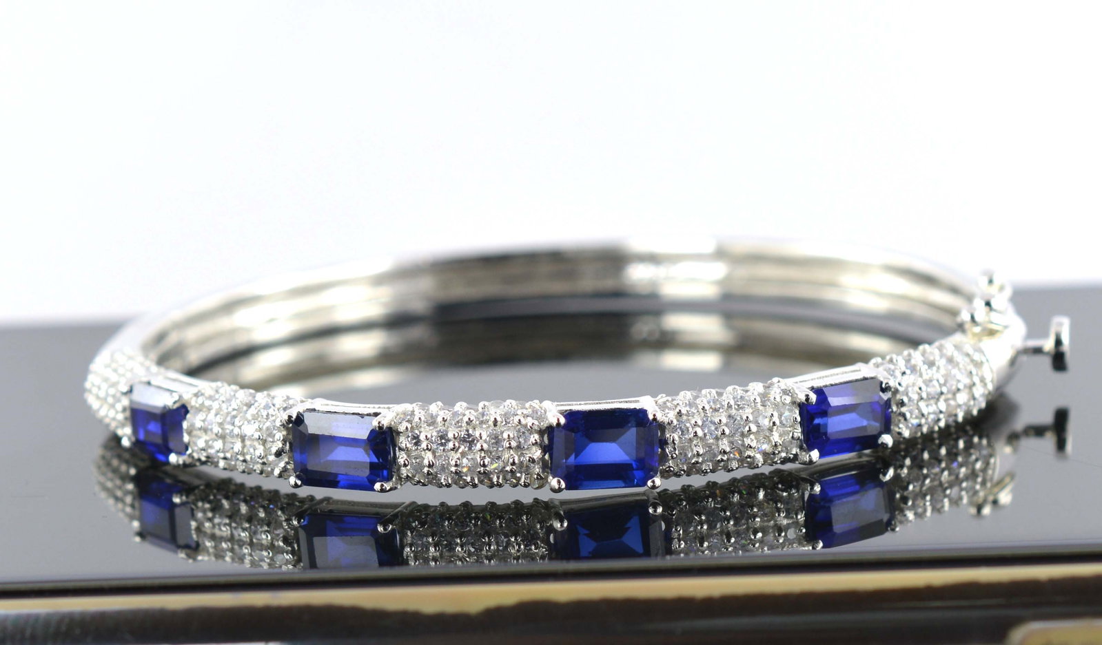 925 Silver Bangle Blue Sapphire Heated 7.07 INCH: 925 Silver Bangle 4 Carat Blue Sapphire Heated 7.07 INCH - Side Stone is lab diamonds d vvs1