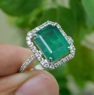 Certified 5 Carat Natural Zambia Green Emerald 14kt Solid White Gold Engagement Ring: Certified 5 Carat Natural Zambia Green Emerald 14kt Solid White Gold Engagement Ring - Side Stone Lab Grown Diamonds Round Cut VS1 E Color 0.40 Ring Size US - 6.5