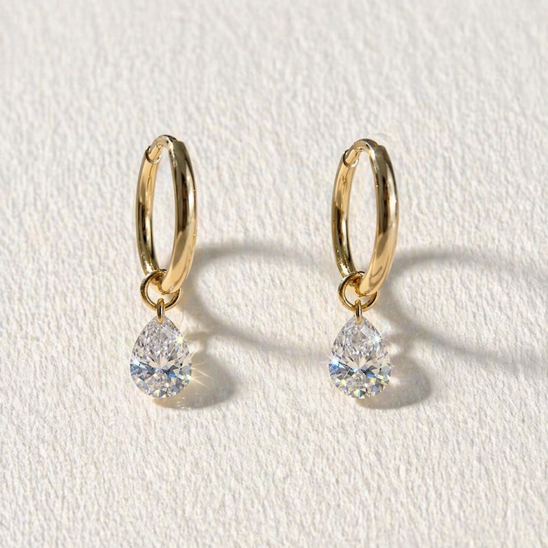 2.00 Ct Pear Cut Certified D VVS1 Lab Grown Diamond in 14KT Solid Yellow Gold Earrings: 2.00 Ct Pear Cut Certified D VVS1 Lab Grown Diamond in 14KT Solid Yellow Gold Earrings