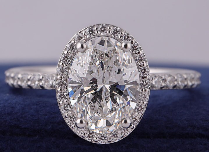 Certified 2.00 Carat VVS1 D Oval Cut Lab Grown Diamond 14k White Gold Engagment Ring: Certified 2.00 Carat VVS1 D Oval Cut Lab Grown Diamond 14k White Gold Engagment Ring - Side Stone Lab Grown Diamonds Round Cut VVS1 D COLOR 0.40 ct - Ring Size US 7