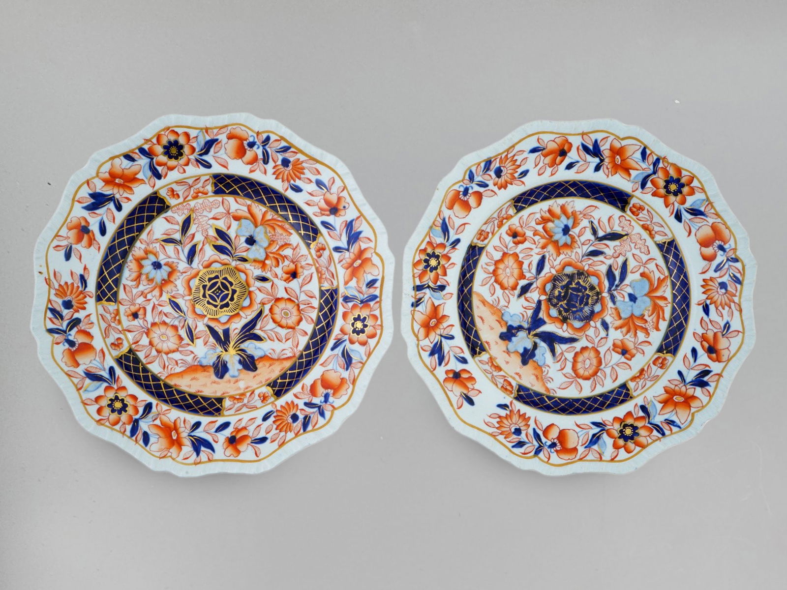 Hicks & Meigh, Antique Early Victorian Era Imari Plates: A Pair Of Antique English Late Georgian Period Dinner Plates By Hicks, Meigh And Johnson, Circa 1820s To 1830s. The Plates Are Decorated With A Printed And Hand Colored Red And Blue Japanese Imari Pat
