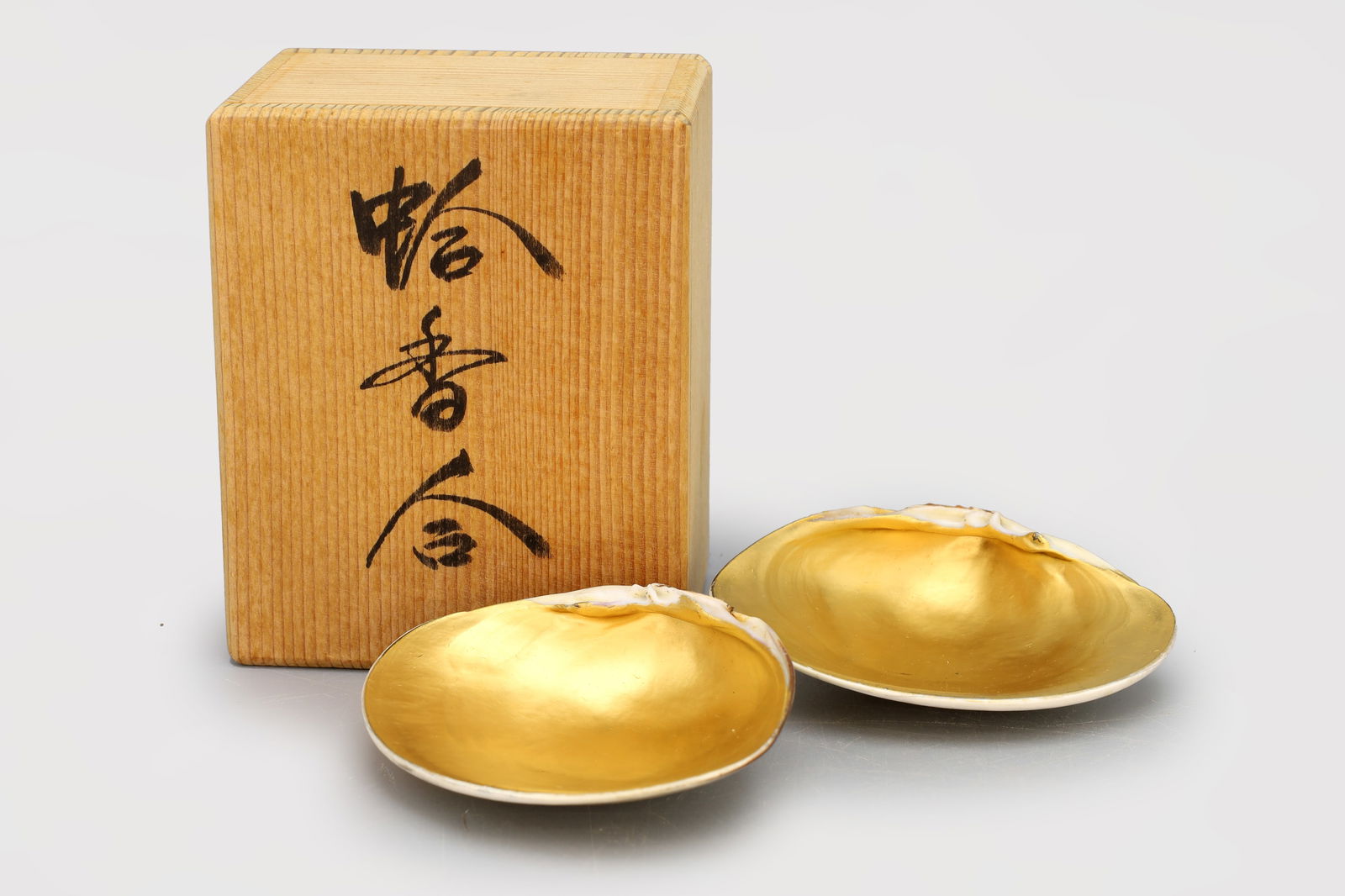 Suisho Yamamoto, A Vintage 1990s Japanese Gold Lacquered Clam Shell Incense Case, Kogo (1 of 10)