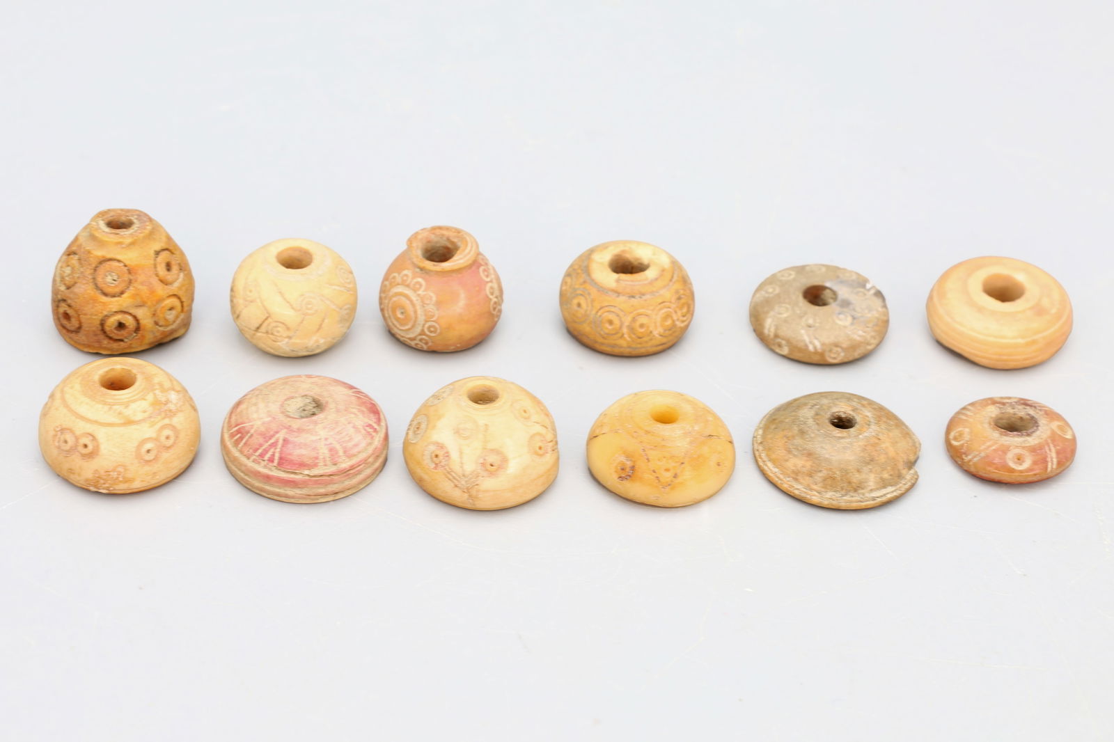 Ancient Roman Empire, A Lot OF Twelve Bone Spindle Whorls, Beads, Jewelry Parts: A Group Of 12 Ancient Roman Bone Spindle Whorls. Dated Circa The 1st To 6th Century AD, Each Nicely Turned With Central Hole. Dimensions, Approximately 2 Cm. DISCLAIMER: Read The Description And Watch