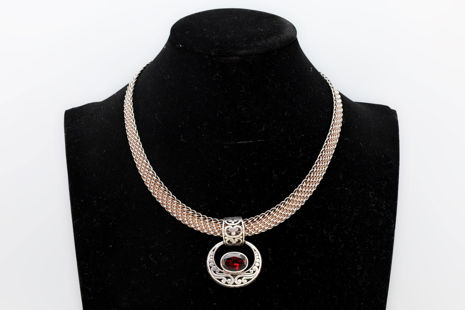 Vintage Torc Collar Necklace With A Pendant, Fine Sterling Silver And Red Garnet: Vintage Torc Collar Necklace With A Pendant, Fine Sterling Silver And Red Garnet. Both With Hallmarks. Vintage Condition. Weight 46 grams. Dimensions 15,5 cm x 12 cm. DISCLAIMER: Read The Description 
