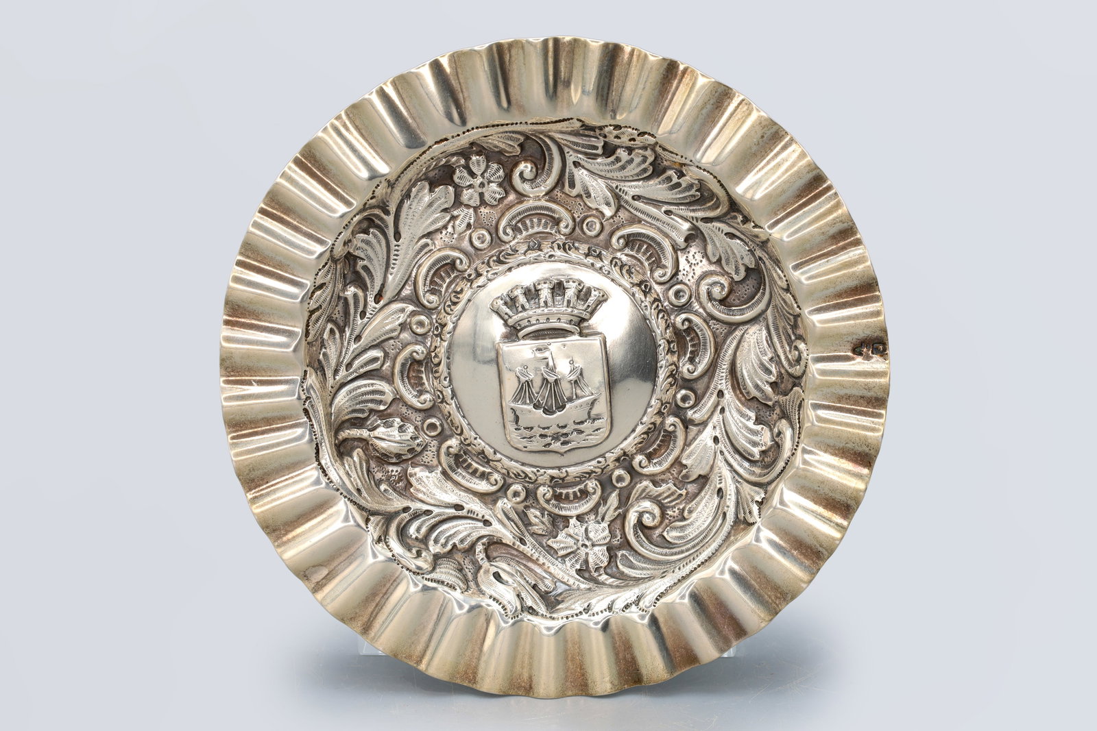 Antique Porto Portugal, Silver Tray With Heraldry Coat of Arms, 916 Silver Grade, Makers Stamp: Antique Porto Portugal, Silver Tray With Heraldry Coat of Arms, 916 Silver Grade, Makers Stamp. Early 20th Century. DISCLAIMER: Read The Description And Watch Carefully The Images Provided. Ask Any Qu