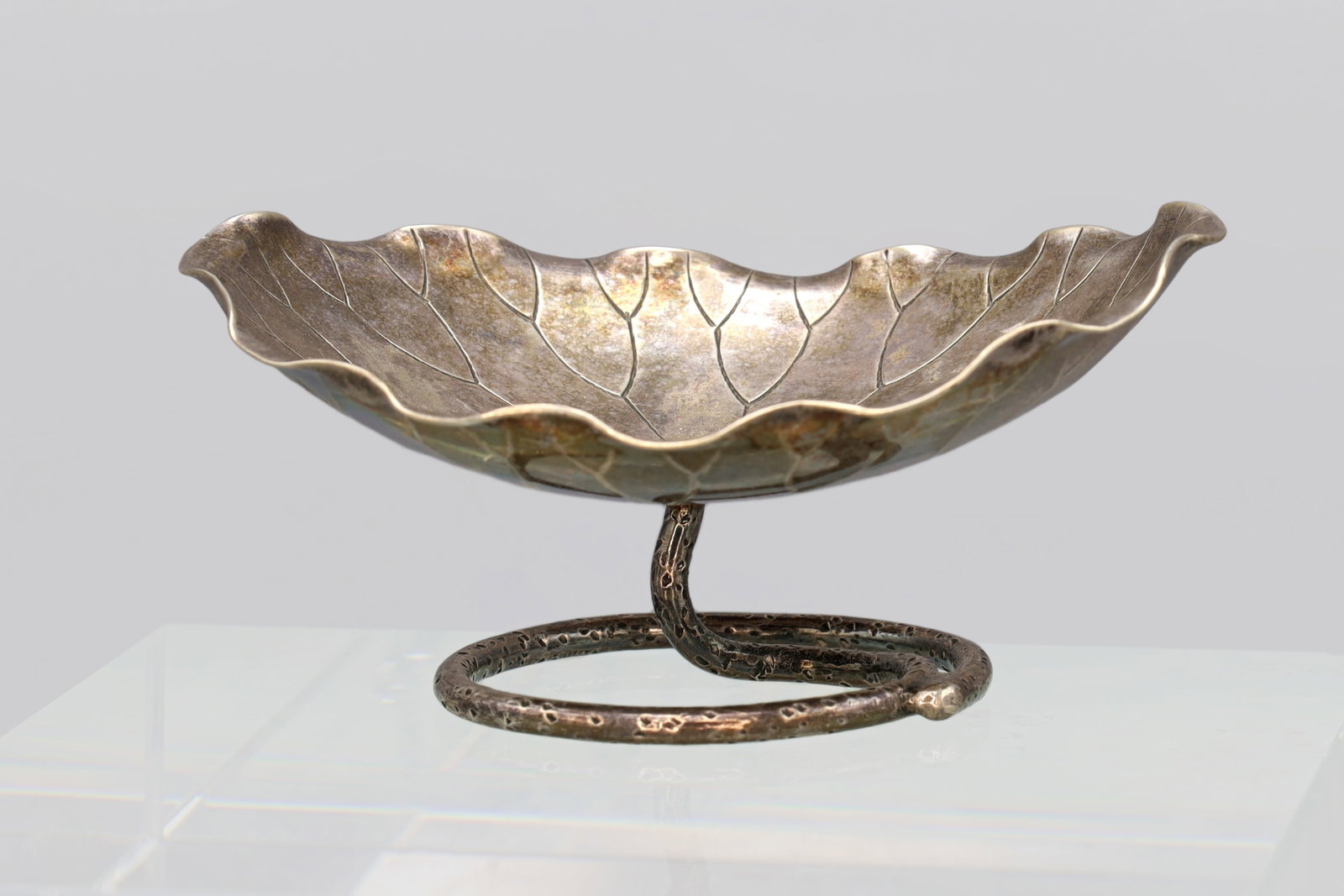 Wang Hing, Unusual Small Lily Pad Bowl, Fine Sterling Silver, Hong Kong 1910s: Wang Hing, Unusual Small Lily Pad Bowl, Fine Sterling Silver, Hong Kong 1910s. A Very Nice Crafted Piece Of Decorative Arts. Chinese Exports But Focused On The Japanese Markets. The Use For Such Item 