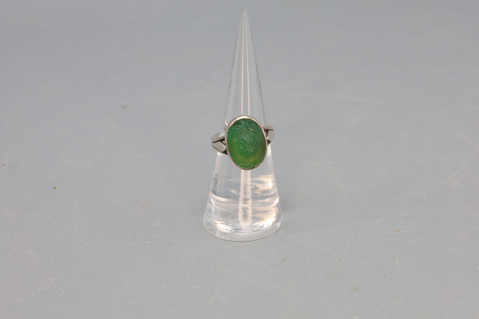 Vintage 1950s, Sterling Silver And Carved Green Spinach Jade Ring Size 6, Womens Fashion Jewelry (1 of 4)
