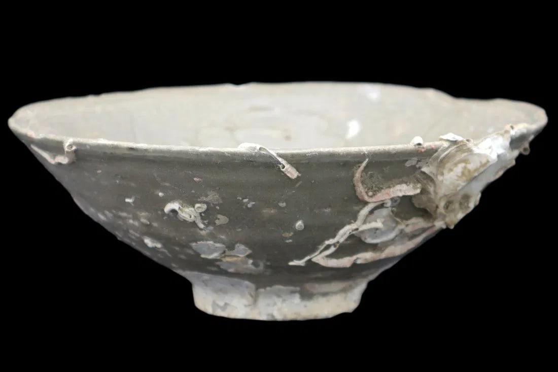 Meiji Japan, Kyoto Manufacture, A 19th C Mixed Metals Salt Cellar With Leaves And Floral Accents: Meiji Japan, Kyoto Manufacture, A 19th Century Mixed Metals Salt Cellar With Leaves And Floral Accents. Centipede And Crab. Wirwwork Foot. Superficial Wear And Age. Not Visible Markings. DISCLAIMER: R