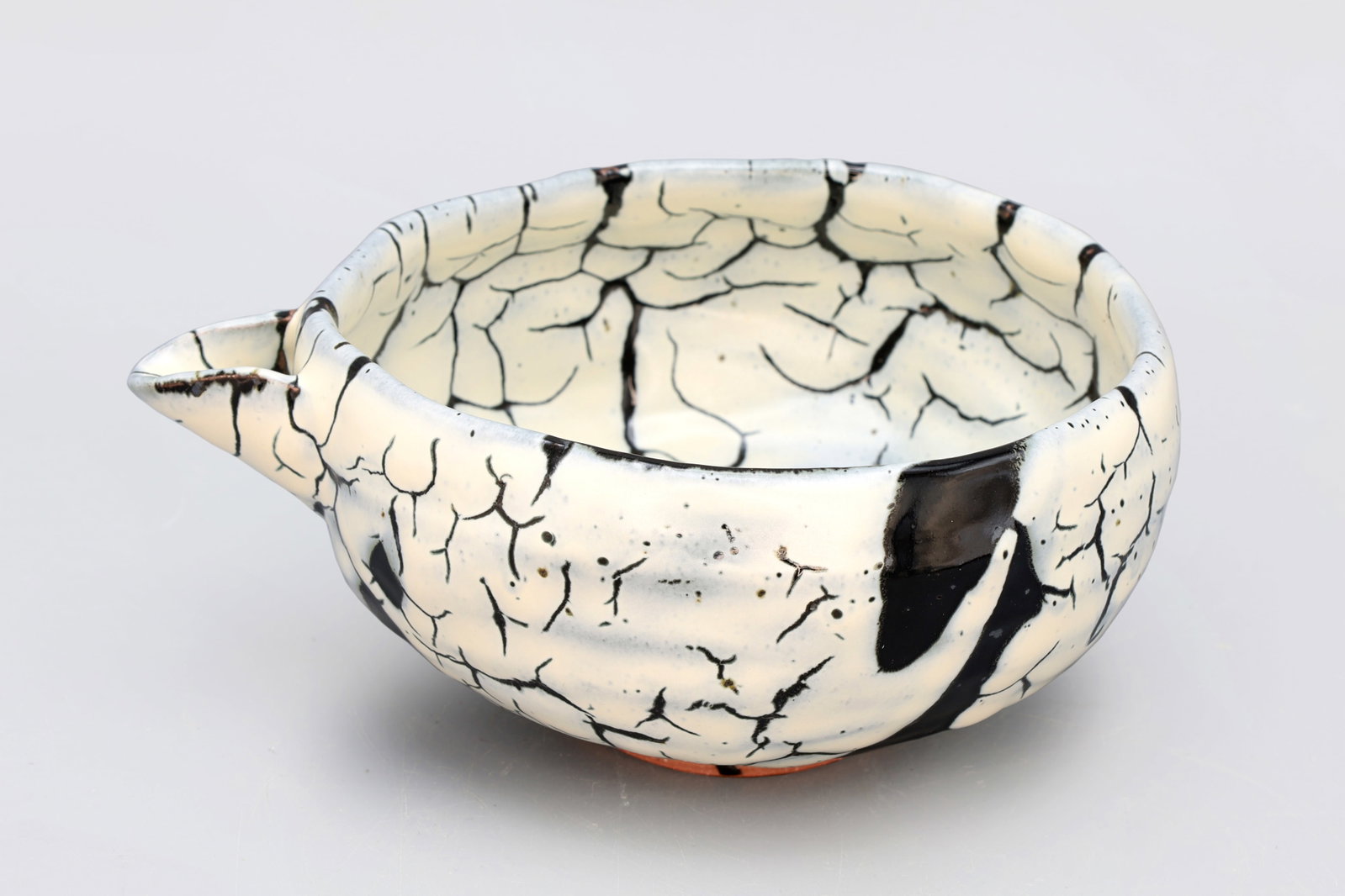Akitoshi Kurosaki, Japanese Katakuchi Bowl With Spout, Nagasaki Hazami Ware, Ice Glazed Ceramic: Akitoshi Kurosaki, Japanese Katakuchi Bowl With Spout, Nagasaki Prefecture, Hazami Ware, Ice Glazed Ceramic. Brown Clay And White Glaze. The Signature Of The Famous Artist Is Written At The Bottom. Hi