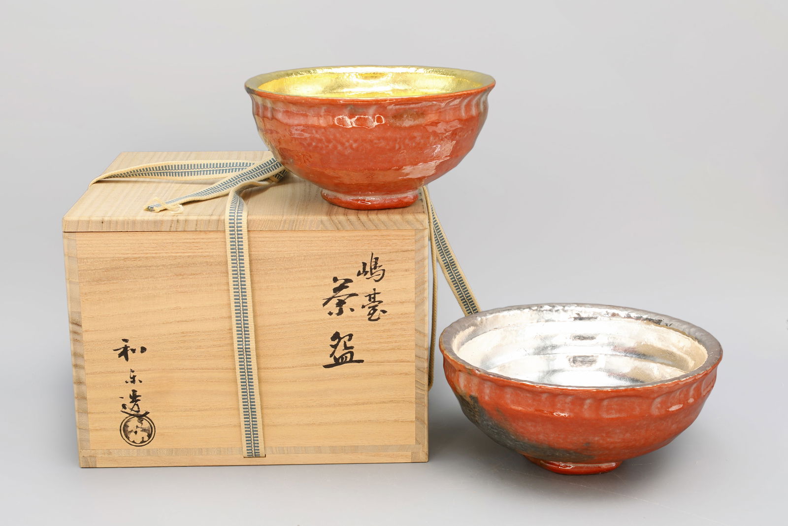 Waraku Kawasaki, Vintage 1980s Japanese Ceramics Pair Of Shimadai God And Silver Tea Bowls Chawan: Waraku Kawasaki, Vintage 1980s Japanese Ceramics Pair Of Shimadai God And Silver Tea Bowls Cups Chawan, Red Raku Ware Pottery. Aka Raku Is The Especific Red Rakuyaki. The Inside Is Covered With High G