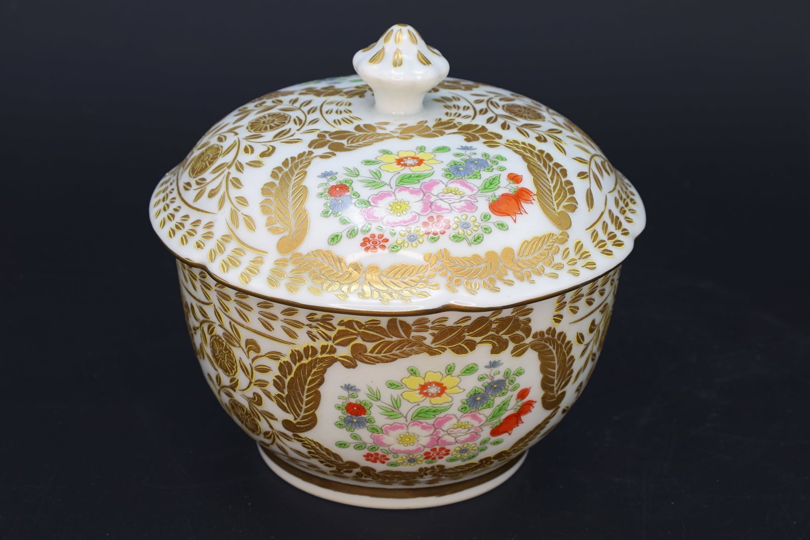 Japanese Arita Ware Koraku Kiln, A Versailles White And Gold Bonbonniere, Bowl With Lid, Flowers: Japanese Arita Ware Koraku Kiln, A Versailles White And Gold Bonbonniere, Bowl With Lid, Gilt And Colorful Enamel. Floral Pattern. Very Good Condition. DISCLAIMER: Read The Description And Watch Caref
