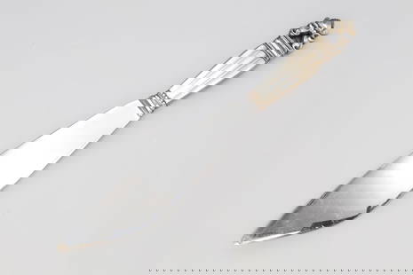 Acorn Cake Knife 1915 Pattern, Georg Jensen Sterling Silver Stainless Blade, Scandinavian Art Deco: Acorn Cake Knife 1915 Pattern, Georg Jensen Sterling Silver Stainless Blade, Scandinavian Art Deco. Normal Surface Wear And Age, Patina. Sold As Is. DISCLAIMER: Read The Description And Watch Carefull