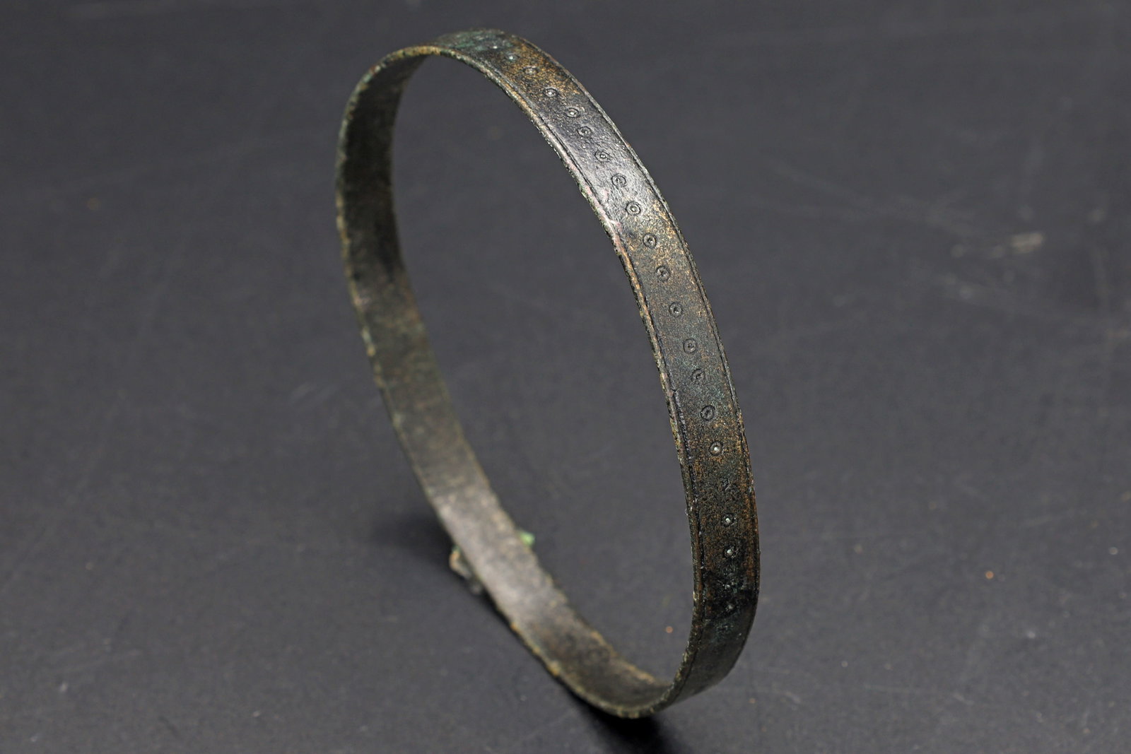 Ancient Rome Republic Bronze Bangle Bracelet 1st Century BC, With Stamped Dots, Jewelry: A Late Roman Republic Or Early Empire Bronze Bangle Bracelet With Stamped Dots. Dated As 1st Century BC Or Prior. Piece In Excellent Condition And Charming Beauty. Very Interesting Design That Takes I