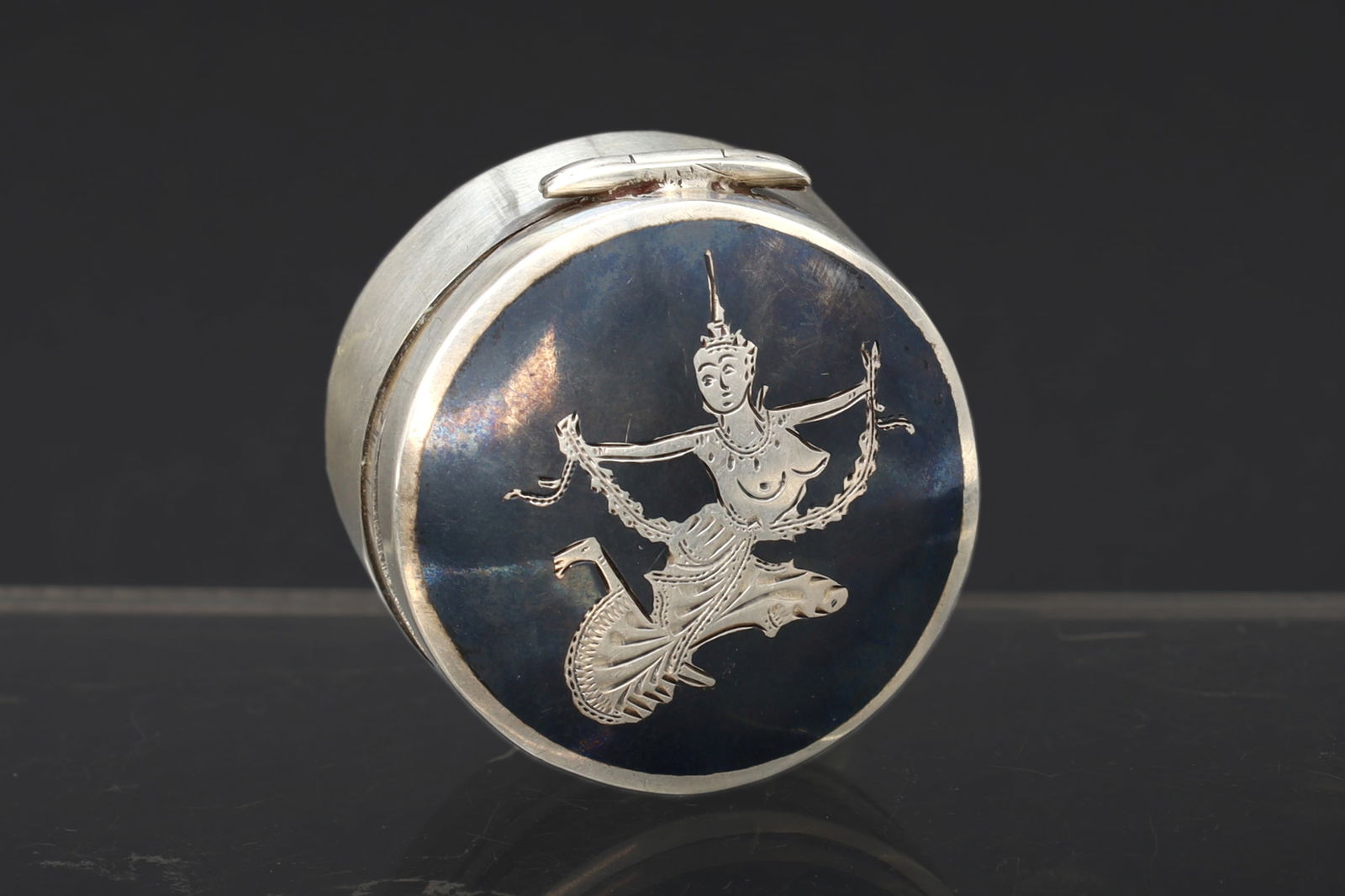 Siam Sterling Silver Pill Box, Small Nielloware Buddhist Mekkala Dancer Box, Thailand 1940s: Dimensions Diameter 3.5 cm. Weight 15.85 Grams. All Measurements Are Approximate. Item Has General Overall Surface Wear And Aging, Patina. Very Good Condition. Sold As Pictured. Refer To Photos. Vinta