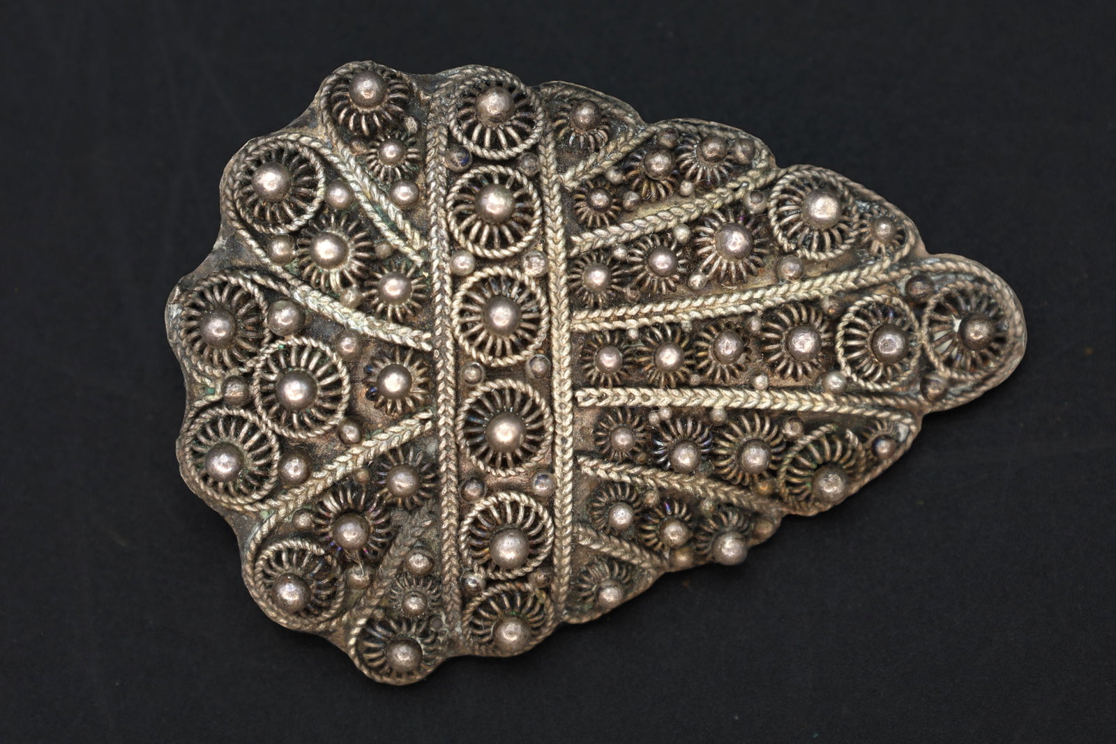 VERY RARE, Early 20th Century Burma Scarf Brooch By MOL, Etruscan Flower Motifs Clip: Dimensions, Length 2 inches, Weight 23.4 grams. All measurements are approximate. VERY RARE, Early 20th Century Burma Scarf Brooch By MOL, Etruscan Flower Motifs Clip. NOTE 1: We offer FREE DOMESTIC S