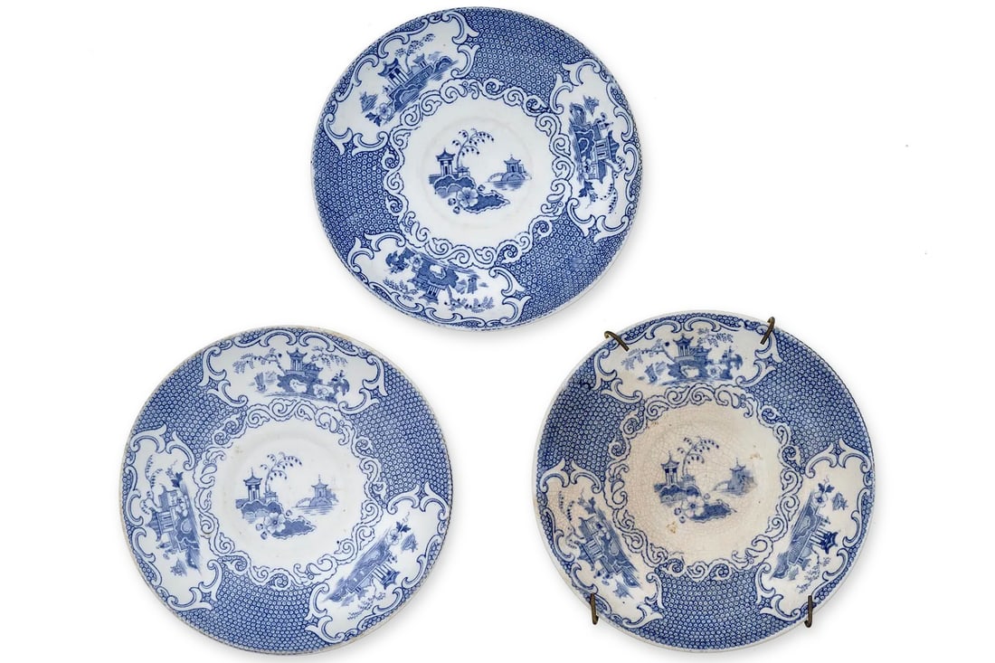 Antique Semiporcelain Ceramic Plates Made By Allertons Ltd., Longton, Stoke-On-Trent, Staffordshire: Antique Semiporcelain Ceramic Plates Made By Allertons Ltd., In Longton, Stoke-On-Trent, Staffordshire, England. Decorated With A Popular Victorian Period Blue And White Orientalism Chinoiserie Transf