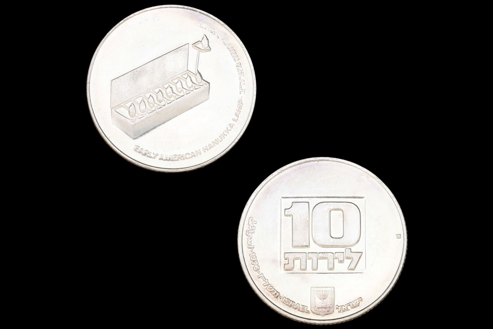 Israel 1976 Coin Of 10 Lirot Hanukkah, The American Lamp, Commemorative Token, Hebrew Mint Mark: Israel 1976 Coin Of 10 Lirot Hanukkah, The American Lamp, Commemorative Token Coins, Hebrew Mint Mark 500 Silver Grade Coinage. Obverse: Value within square. Scripts: Arabic, Hebrew, Latin. Reverse: U