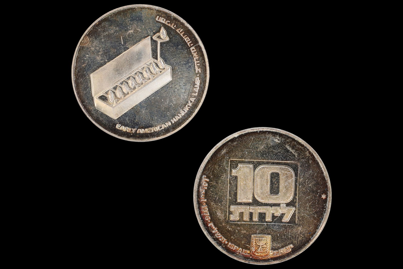 Israel 1976 Coin Of 10 Lirot Hanukkah, The American Lamp, Commemorative Token, Hebrew Mint Mark: Israel 1976 Coin Of 10 Lirot Hanukkah, The American Lamp, Commemorative Token Coins, Hebrew Mint Mark 500 Silver Grade Coinage. Obverse: Value within square. Scripts: Arabic, Hebrew, Latin. Reverse: U