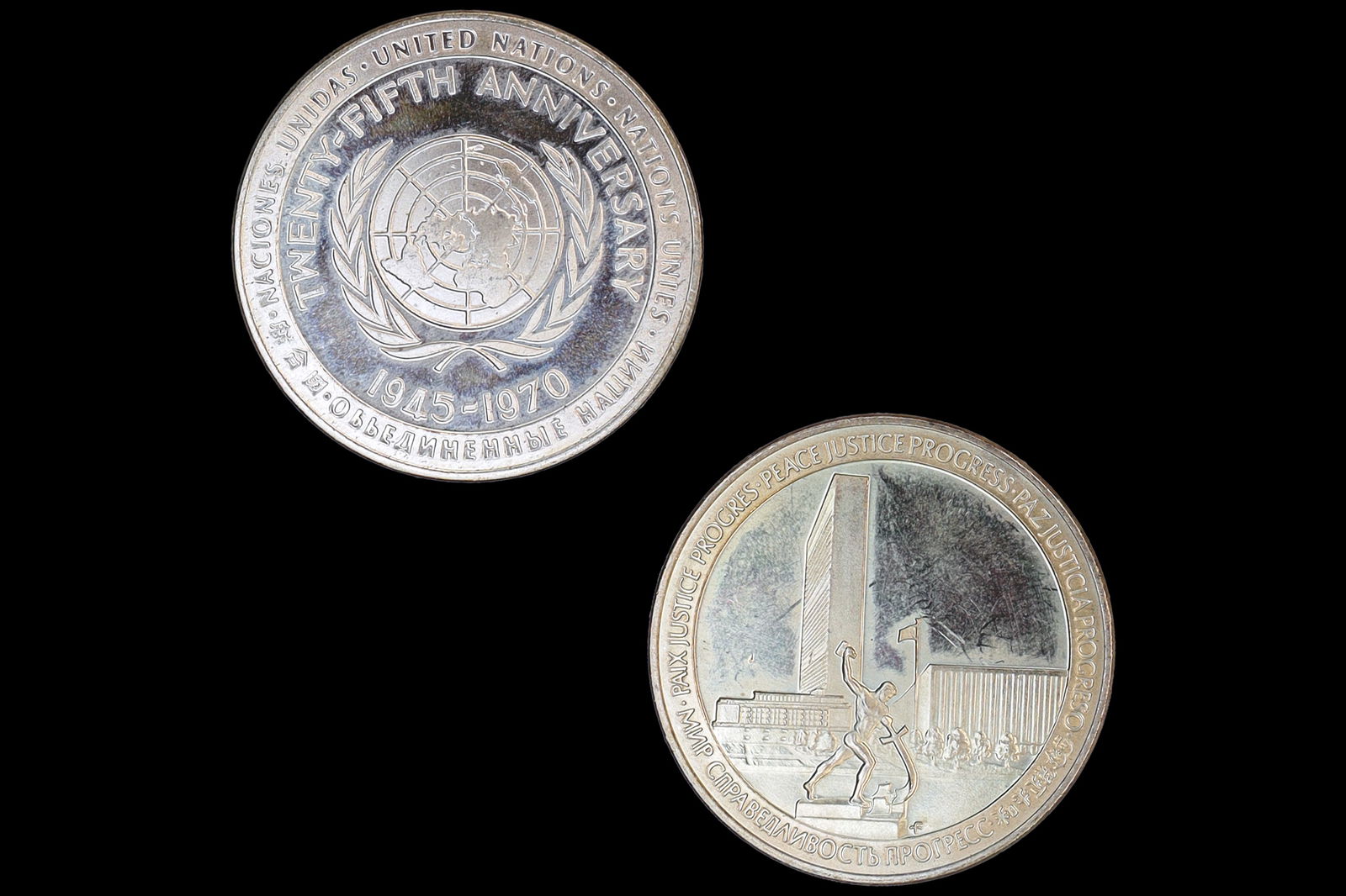 1970 United Nations 25th Anniversary 925 Silver Medal, The Franklin Mint, Wawa Pennsylvania: Vintage 1970 United Nations 25th Anniversary 925 Silver Medal, The Franklin Mint, Wawa Pennsylvania USA. Diameter 31.9 mm, Weight 14 grams. Obverse: UN Secretariat Building, with sculpture of man beat