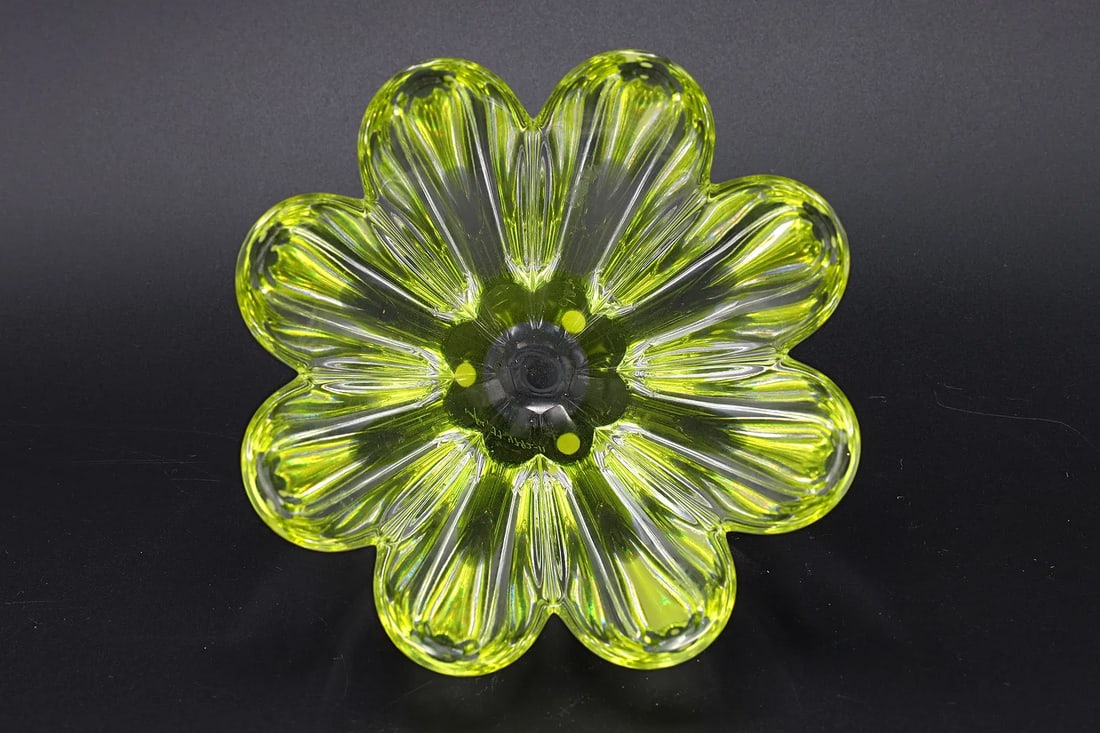 Jan Johansson, Orrefors Sweden. Yellow Crystal Glass Bowl In The Shape Of A Mayflower, Hand Signed: Jan Johansson, Orrefors Sweden. A Lemon Yellow Crystal Bowl In The Shape Of A Mayflower, Signed. No Chips. Sold As Pictured. DISCLAIMER: Read The Description And Watch Carefully The Images Provided. A