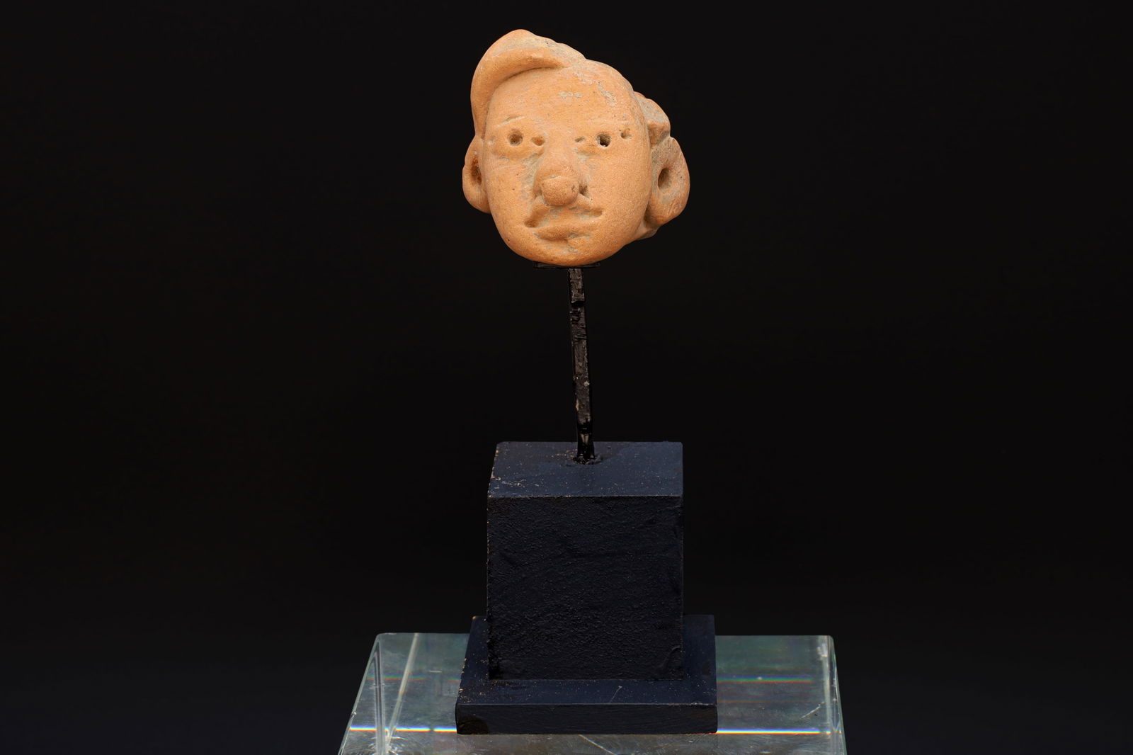 Ancient Huastec Idol Head Figure Orange Pottery, Circa 300 AD Panuco River, Veracruz Pre-Columbian: Dimensions Height 1.85 inches. All Measurements Are Approximate. Condition, Antique. Refer to photos and description. // Ancient Huastec Head Figure In Orange Pottery, Circa 300 AD Panuco River Area S