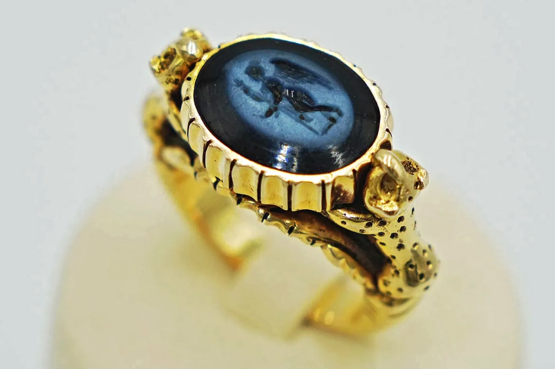 Eastern Roman Byzantine Style Jewelry, An 18 Karats Yellow Gold Ring With Black Onyx Intaglio Cameo: Byzantine style 18 Karats Yellow Gold ring With Black Onyx Intaglio Cameo Depicting The Goddess Of Victory, Weight 22,6 grams, Ring Size 20 USA Charts. // // Disclaimer: Read The Description And Watch