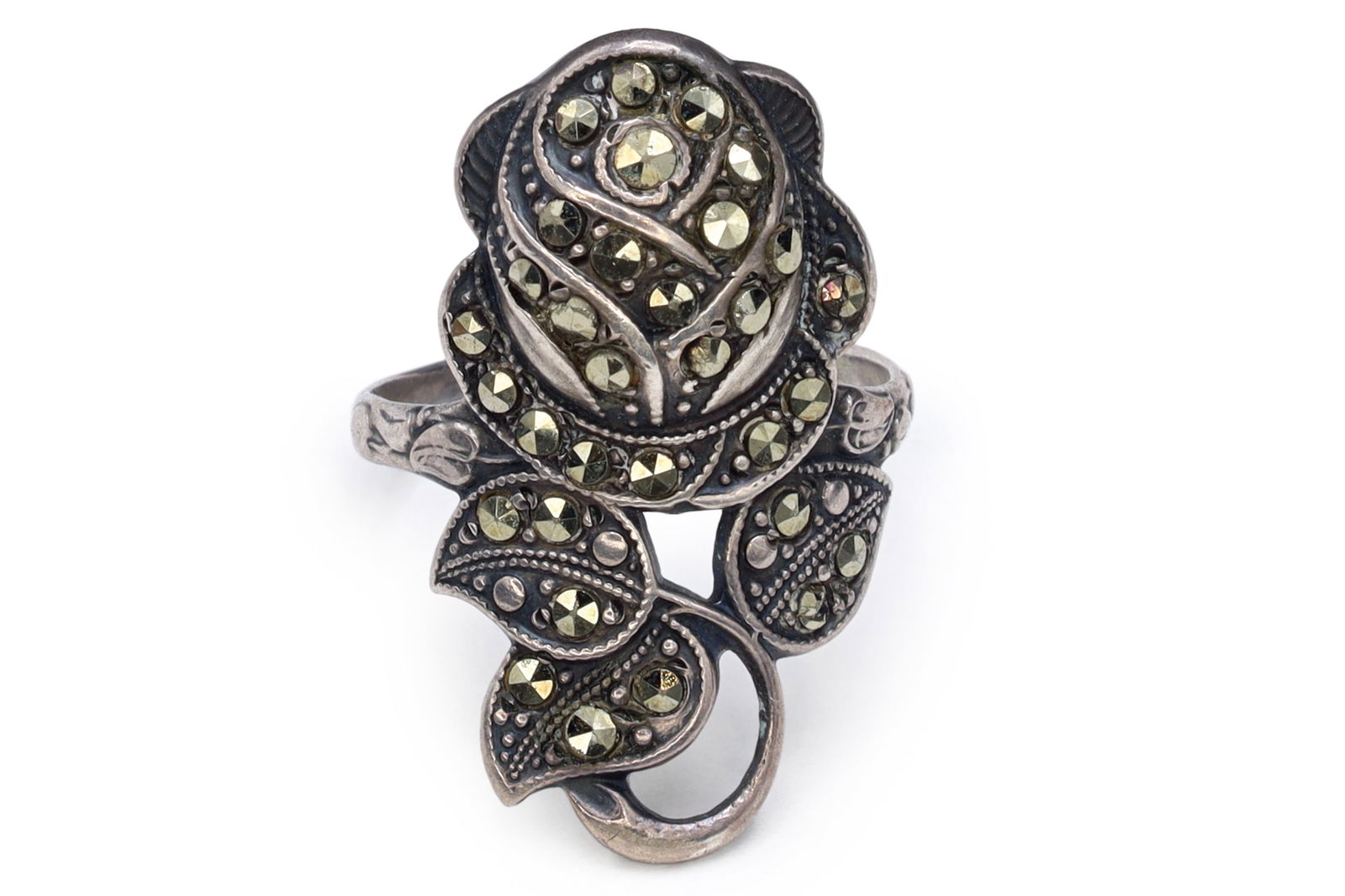 Uncas Jewelry, Sterling Silver And Marcasite Rose Ring Size 6 With Hallmarks, Art Deco Flowers: Vintage American Manufacturer Uncas Jewelry, 925 Sterling Silver And Sparkling Marcasite Stones With Faceted Cuts. A Rose Shaped Ring Size 6 USA Charts, With Jeweler Arrow Hallmarks On The Band. Art D