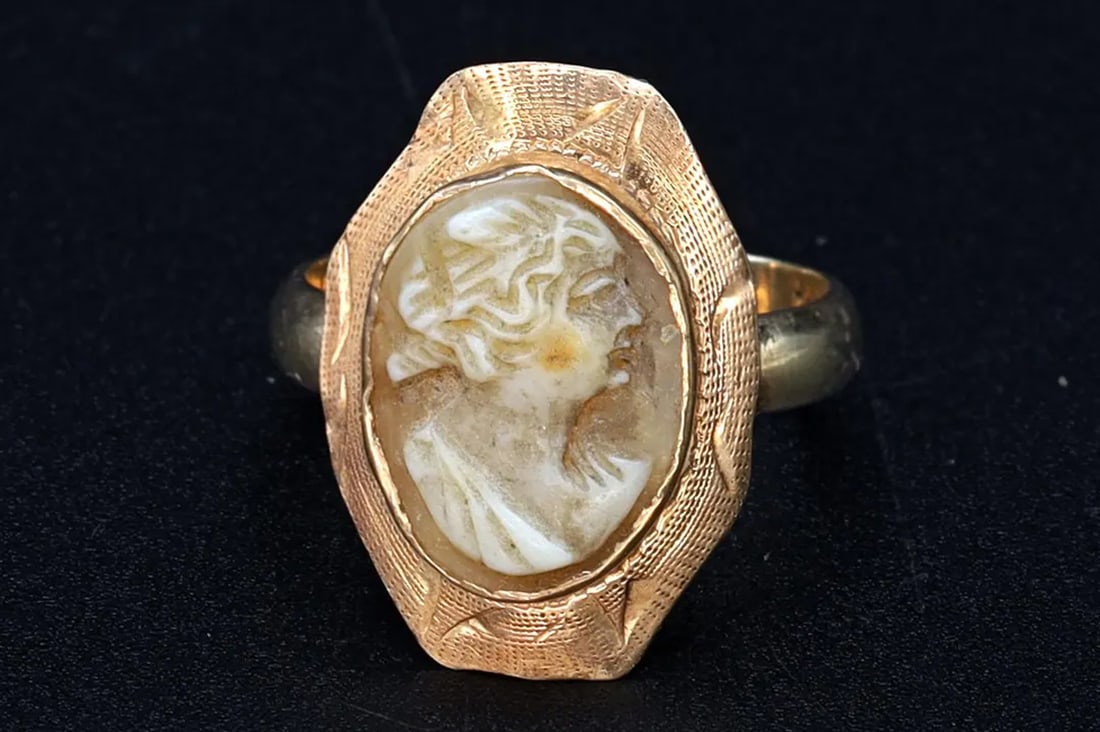 Antique 1880s Grant Tour Ring With Carved Shell Cameo And A 10 Karats Gold Setting, Italian Jewelry (1 of 5)