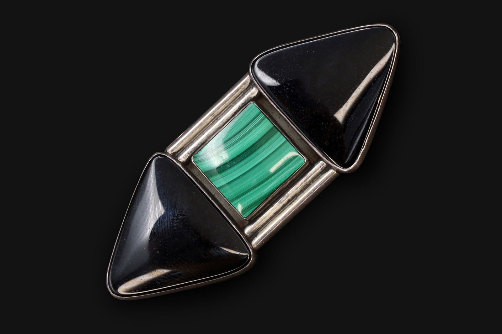 Lorenzo Smith, Sterling Silver, Black Onyx And Green Malachite Brooch, Navajo Hallmark, Southwestern: Dimensions, Length 3 inches, Weight 21.25 grams. All measurements are approximate. Signed Lorenzo Smith, Sterling Silver, Black Onyx And Green Malachite Brooch, Navajo Hallmark, Southwestern Americana