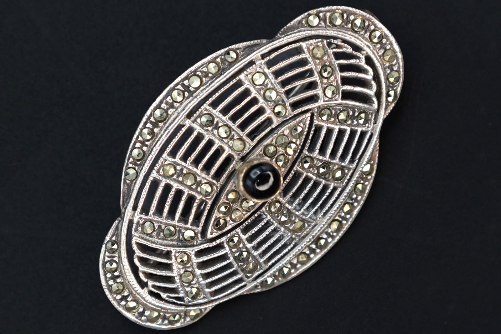 Vintage Art Deco Fashion Jewelry, Geometric Brooch Pin, Sterling Silver, Black Onyx And Marcasite: Dimensions 1.75 x 1.125 Inches. All measurements are approximate. Mid Century Americana Jewelry In Art Deco Style. An Oval Brooch Pin With A Lobulated Profile. Vintage 1950s Fashion Jewelry Unisex Mad