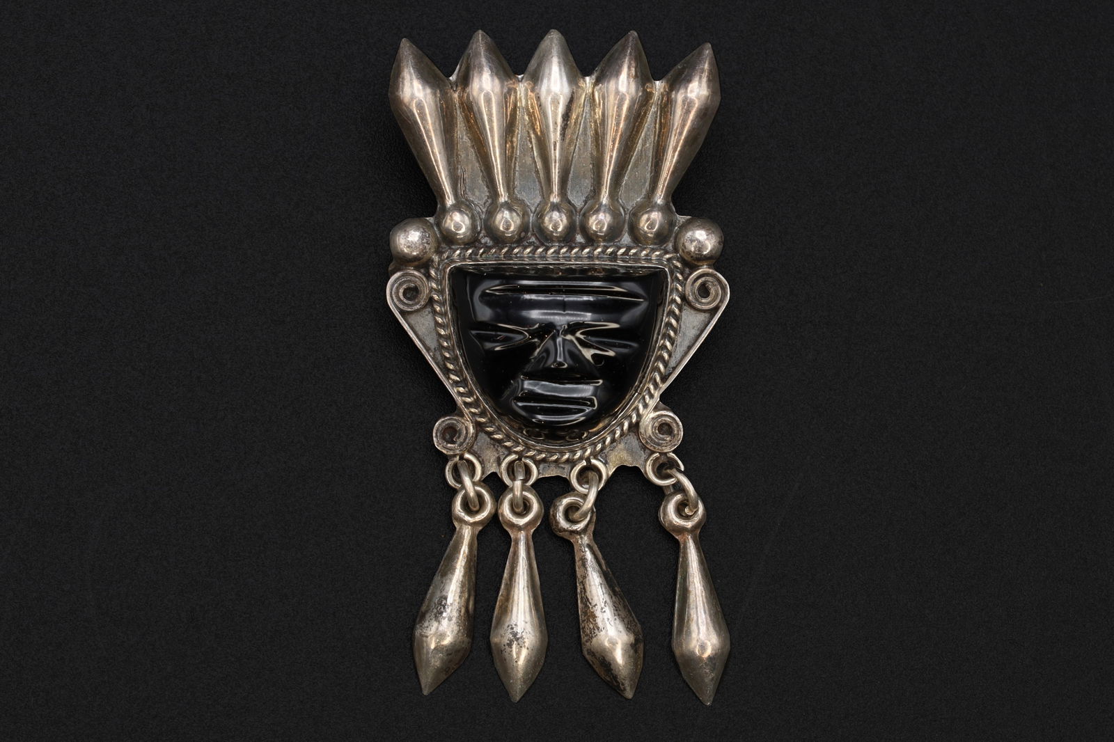 Art Deco Jewelry From Mexico, A Mid Century Brooch Pin On Neo Aztec Design, Sterling Silver And Onyx: Dimensions 2.0 x 1.0 inches Including Dangling Parts. All measurements are approximate. Normal surface wear and aging. Sold exactly as pictured. Vintage 1950s Or Prior, Latin American, Art Deco Jewelr