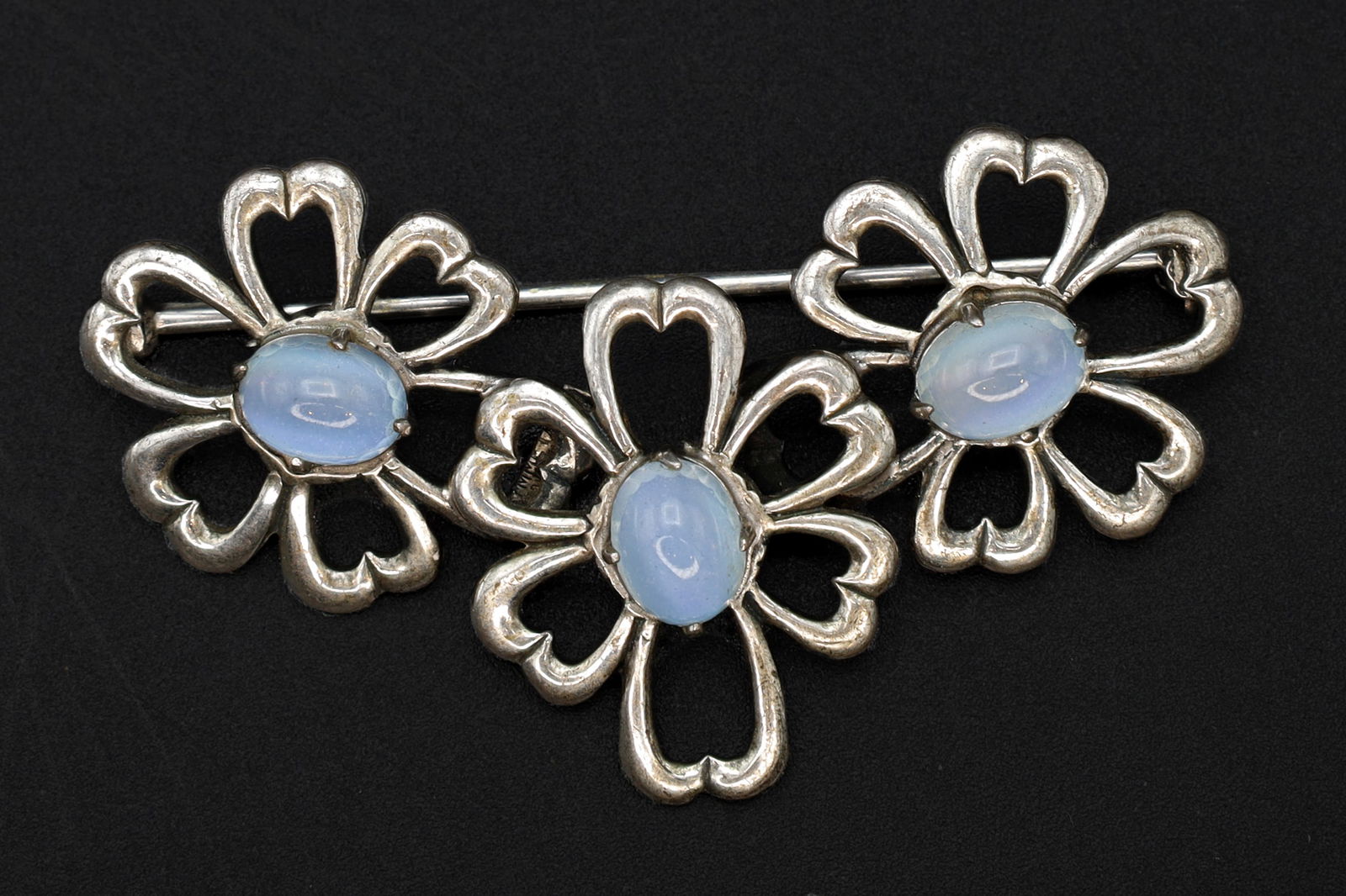Mid Century WE Richards Jewelry, A Floral Design Brooch Pin, Sterling Silver And Moonstone Cabochons: Vintage 1950s, Mid Century WE Richards Jewelry, A Floral Design Brooch Pin, 925 Sterling Silver And Blue Moonstone Cabochons Probably Manmade Gemstones, It Has Hallmarks, Retro American Fashion. Dimen