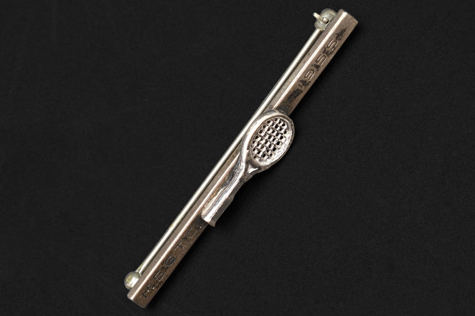 Small Brooch 1955 Tennis Tournament MSGTC, A Doubles Runner Up, DJF - CRL, 925 Sterling Silver Pin: Small Brooch 1955 Tennis Tournament MSGTC, A Doubles Runner Up, DJF - CRL, 925 Sterling Silver Pin, Sports Collectibles And JewelryDimensions Length 2 inches. Sold as pictured, patina. Retro Fashion A
