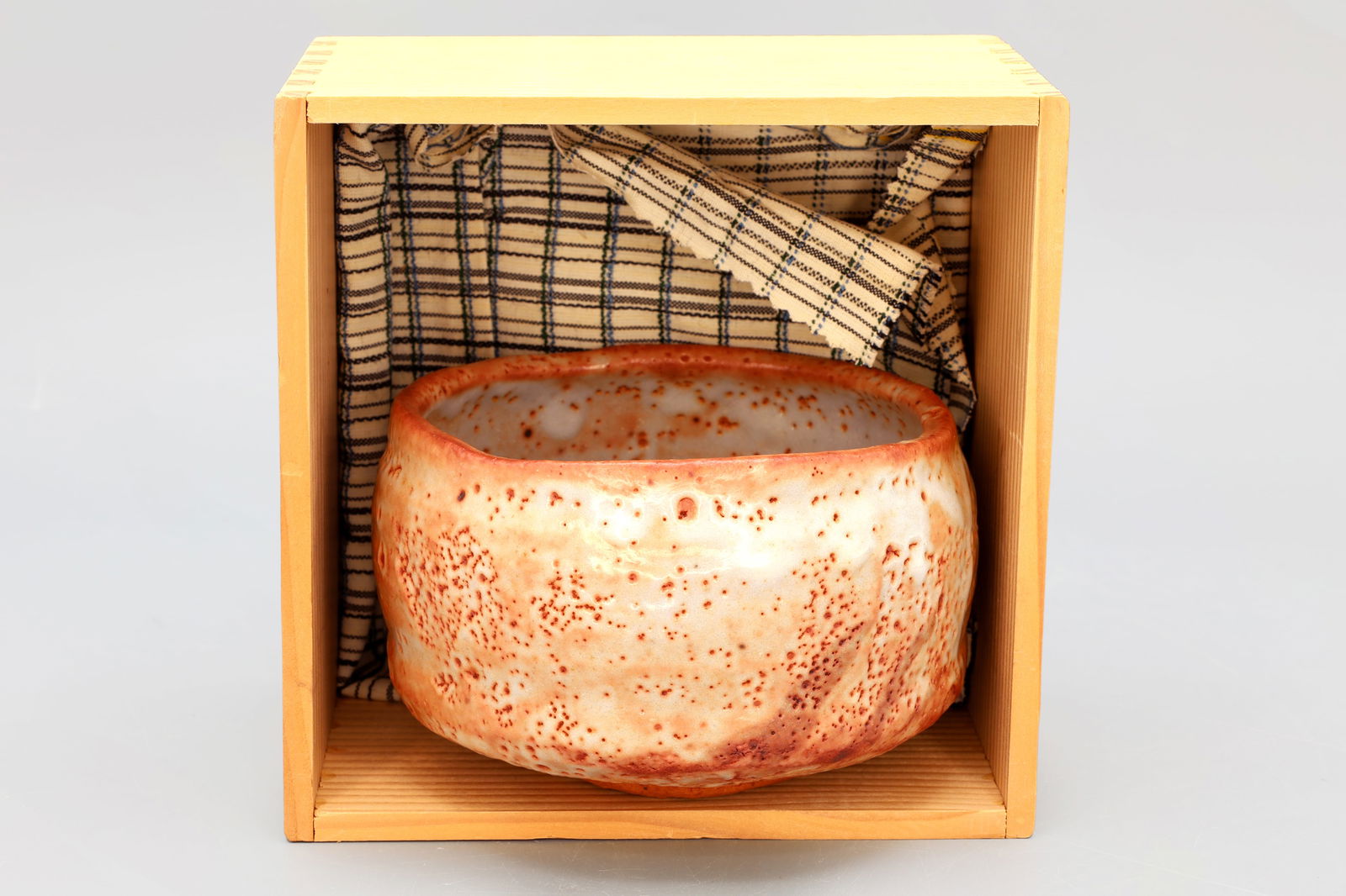 Vintage 1980s High Quality Japanese Shino Glazed Ceramic Bowl In Brown Orange Tones, Signed Art: Vintage 1980s High Quality Shino Glazed Ceramic Bowl In Brown To Orange Tones. Seal Of The Potter Artist In The Bottom But I Wasnt Able To Find Who Is. Condition As Shown In The Pictures, Its A Good C