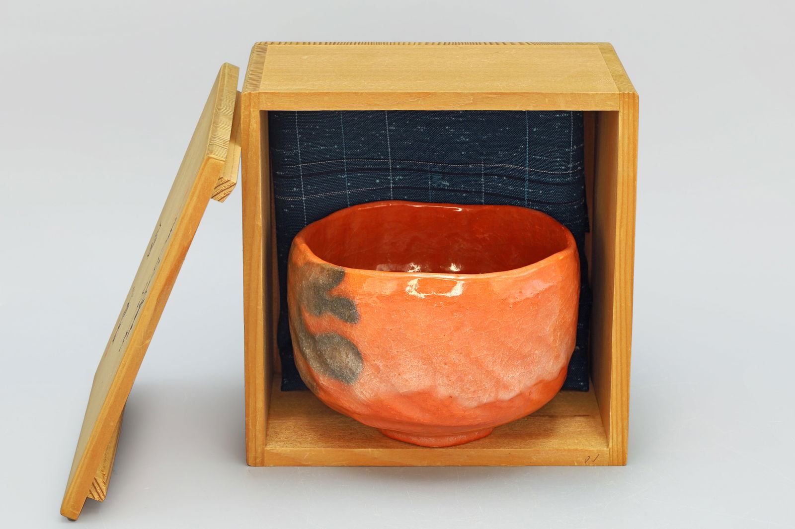 Vintage 1980s Japanese Ceramics Tea Bowl Cup Chawan, Red Raku Ware Pottery By Shunpo Inoue, Asia Art: Shunpo Inoue, Vintage 1980s Japanese Ceramics Tea Bowl Cup Chawan, Red Raku Ware Pottery. Aka Raku Is The Especific Red Rakuyaki. The Signature Of The Potter Is Carved On The Bottom. The Original Wood