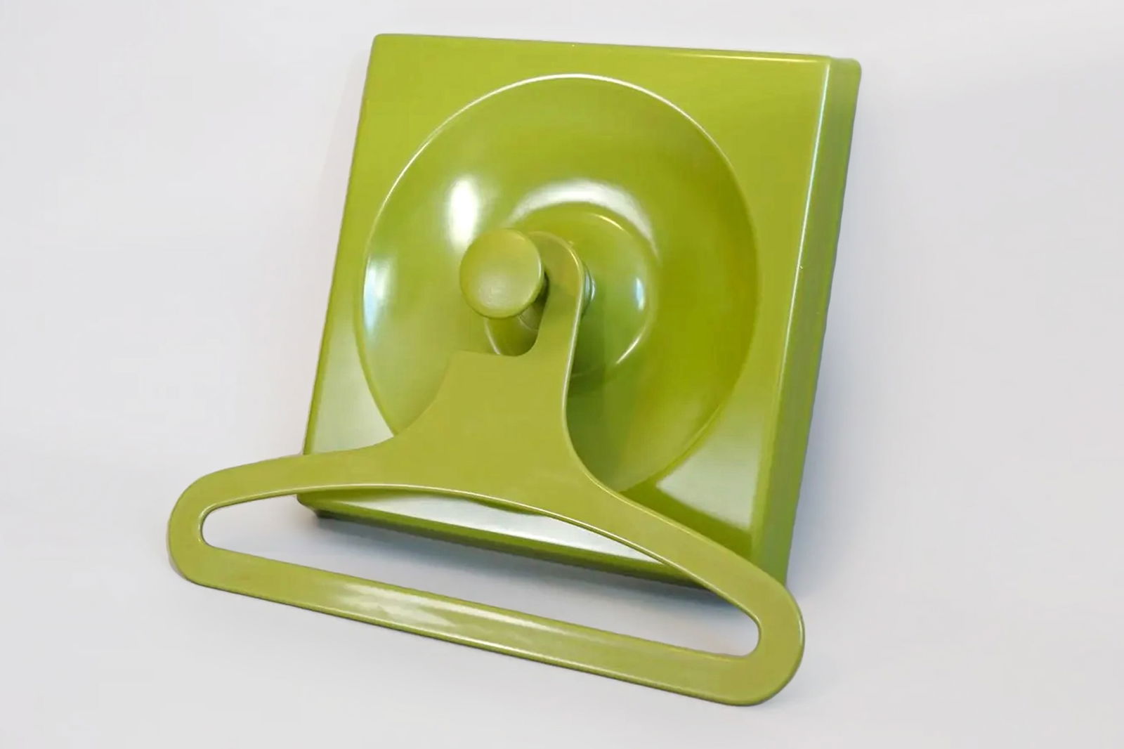 Vintage 1970s Wall Hanger, Quadro Series By Schonbuch Garderoben, Germany Post Modernism: Wall Hook Including 1 Coat Hanger From The Quadro Series By Schonbuch Garderoben, West Germany. Original Piece From The 1970s. Postmodernism In An Organic Design. Typical Olive Green From The Era. Thi