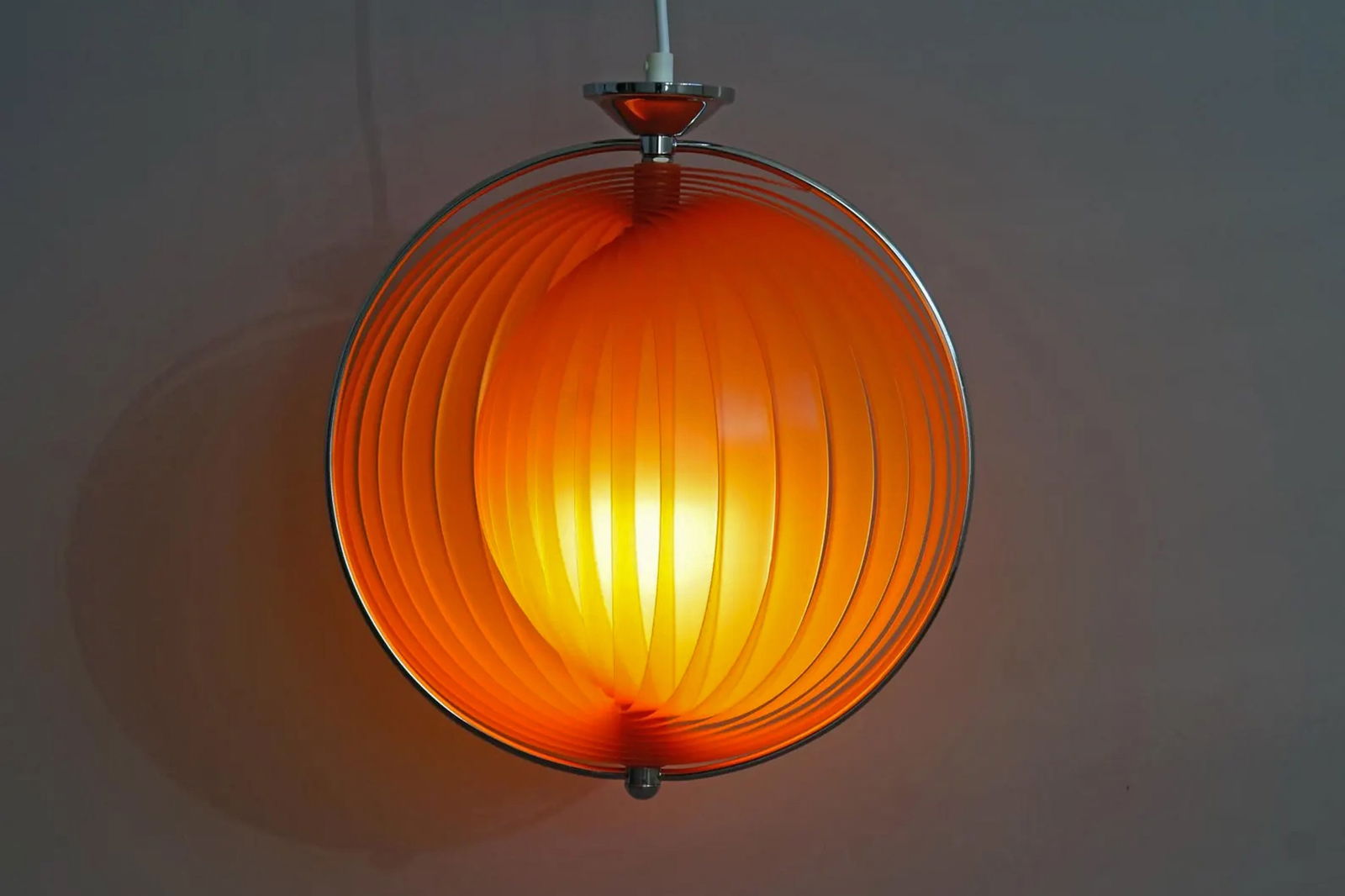 Vintage 1980s Verner Panton Style Ceiling Lamp, Mid Century Modern Lighting Fixtures, Space Age: Vintage Space Age Mid Century Modern Panton Era Home Decoration. The Orange Moon Lamp Consists Of Many Plastic Slats That Can Be Rotated Around The Light Source As Desired, So That New Shapes Are Cons