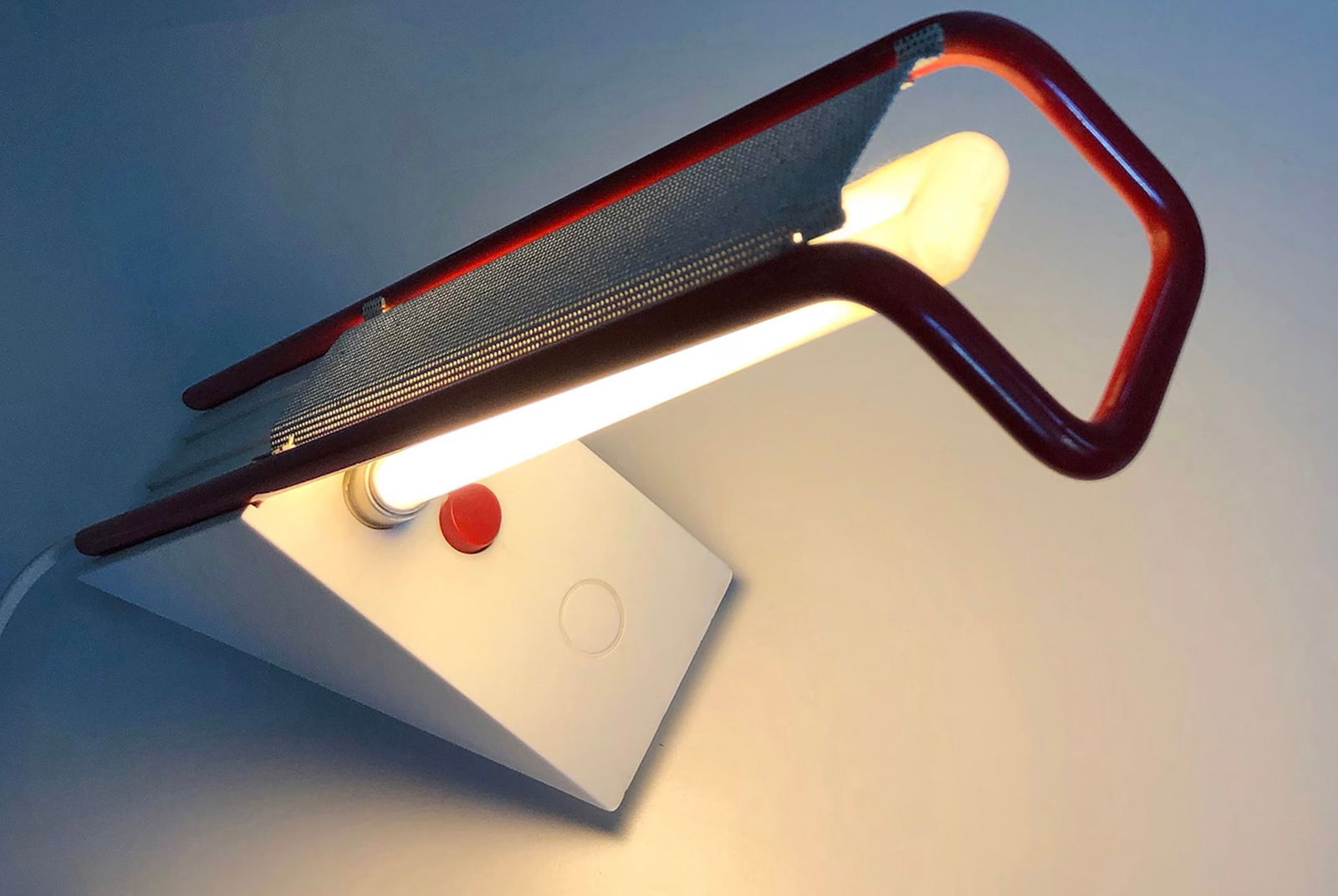 Vintage 1980s Sottsass Philips Milano Desk Lamp Memphis Dutch Design In Red And White, Home Decor: Minimalist desk lamp framing exemplifying the postmodern aesthetic. Triangular shape with grid like shade cover. This design is known as Milano and was made by the Dutch lighting company Philips in th