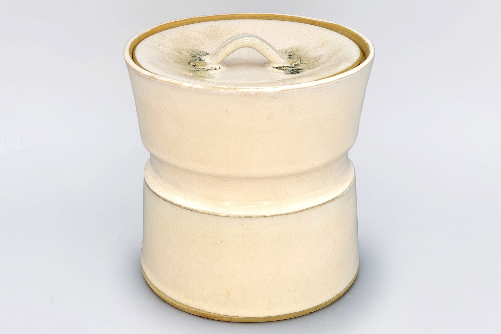 Shozan Oshio, Vintage 1970s Japanese Akahada Ware Glazed Ceramic Mizusashi Water Container For Tea: Shozan Oshio, Vintage 1970s Japanese Akahada Ware Glazed Ceramic Mizusashi Water Container For Tea Ceremony, With The Stamp Of The Author At The Bottom. Rare Mid Century Akahada Ware From The Mid 20th