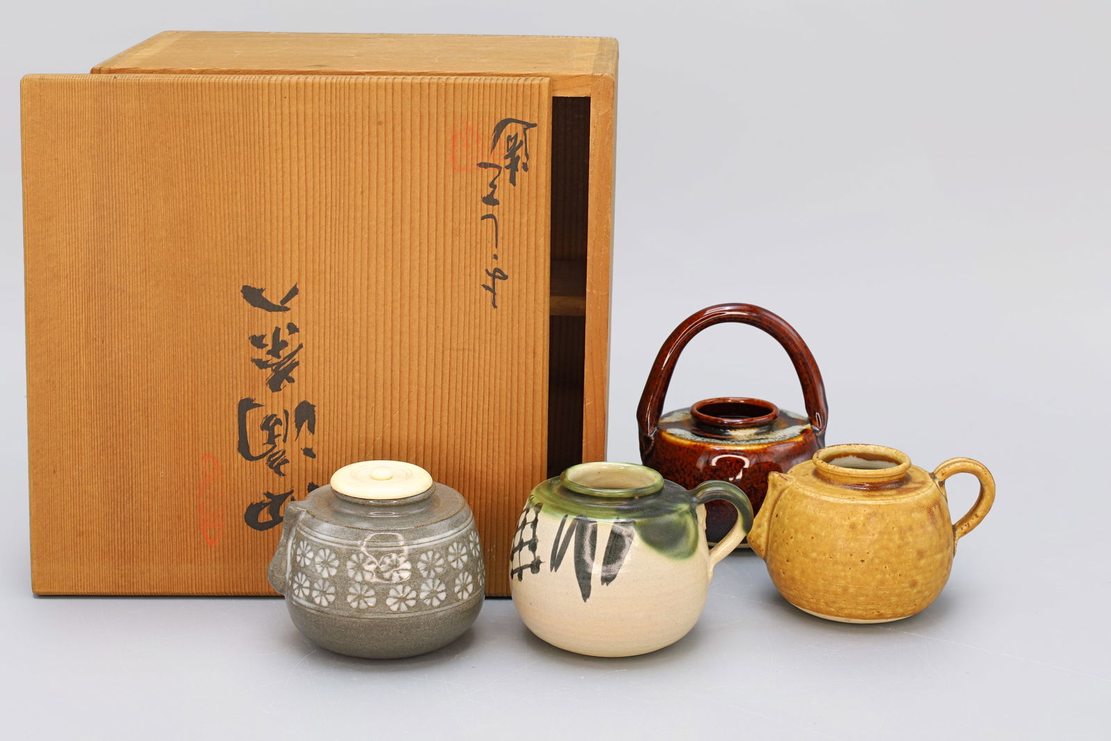 Yoshizo Asami, Vintage 1980s Japanese Ceramics Set Of Four Shiteki Tea Caddies, Seasons Of The Year: Yoshizo Asami, Vintage 1980s Set Of Four Shiteki Tea Caddies, Four Seasons Of The Year, One Lid To Be Rotated According To Which One Is In Use. Seal Of The Potter Artist In The Bottom. Condition As Sh