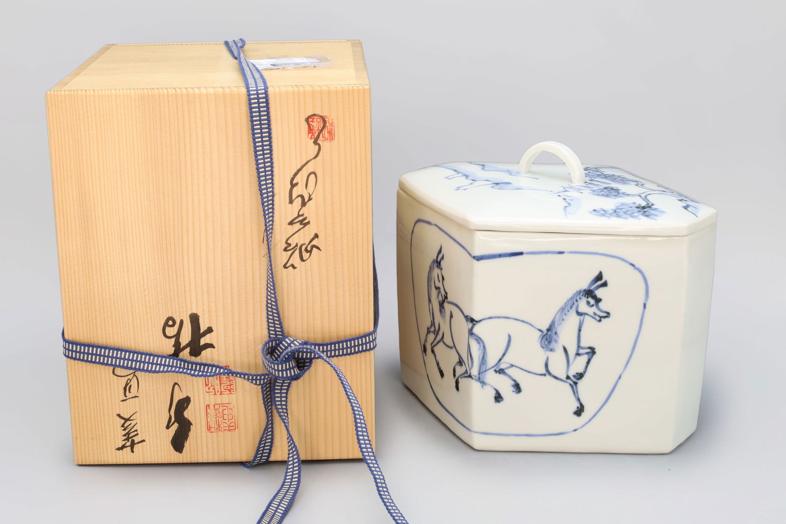 Vintage 1990s Blue And White Porcelain Mizusashi Water Container For Tea Ceremony By Shoami Takano: Shoami Takano, Vintage 1990s Blue And White Porcelain Mizusashi Water Container For Tea Ceremony. Hand Painted Over Glaze Images. Signed. In The Original Wooden Carrying Case Also Signed By The Artist
